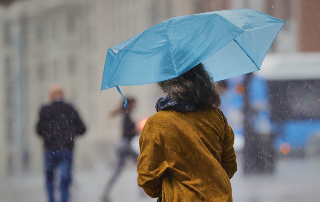 Una persona camina en una jornada marcada por las lluvias y la bajada de temperaturas (Archivo) Una persona camina en una jornada marcada por las lluvias y la bajada de temperaturas (Archivo)