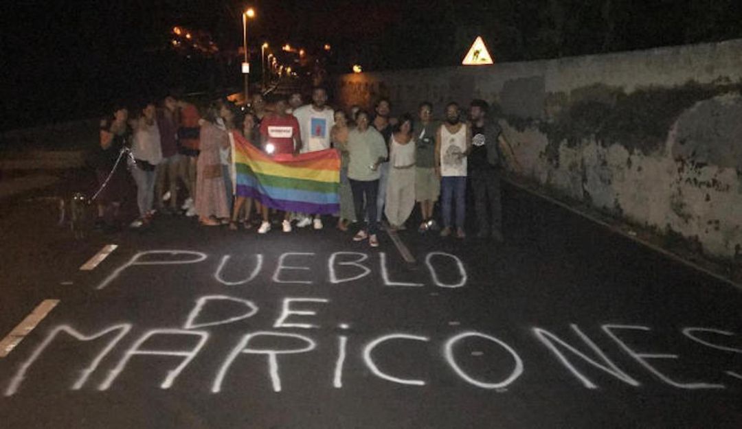 Pintadas homófobas efectuadas en el pueblo de Tazacorte antes de la primera manifestación del Orgullo convocada en la isla Pintadas homófobas efectuadas en el pueblo de Tazacorte antes de la primera manifestación del Orgullo convocada en la isla