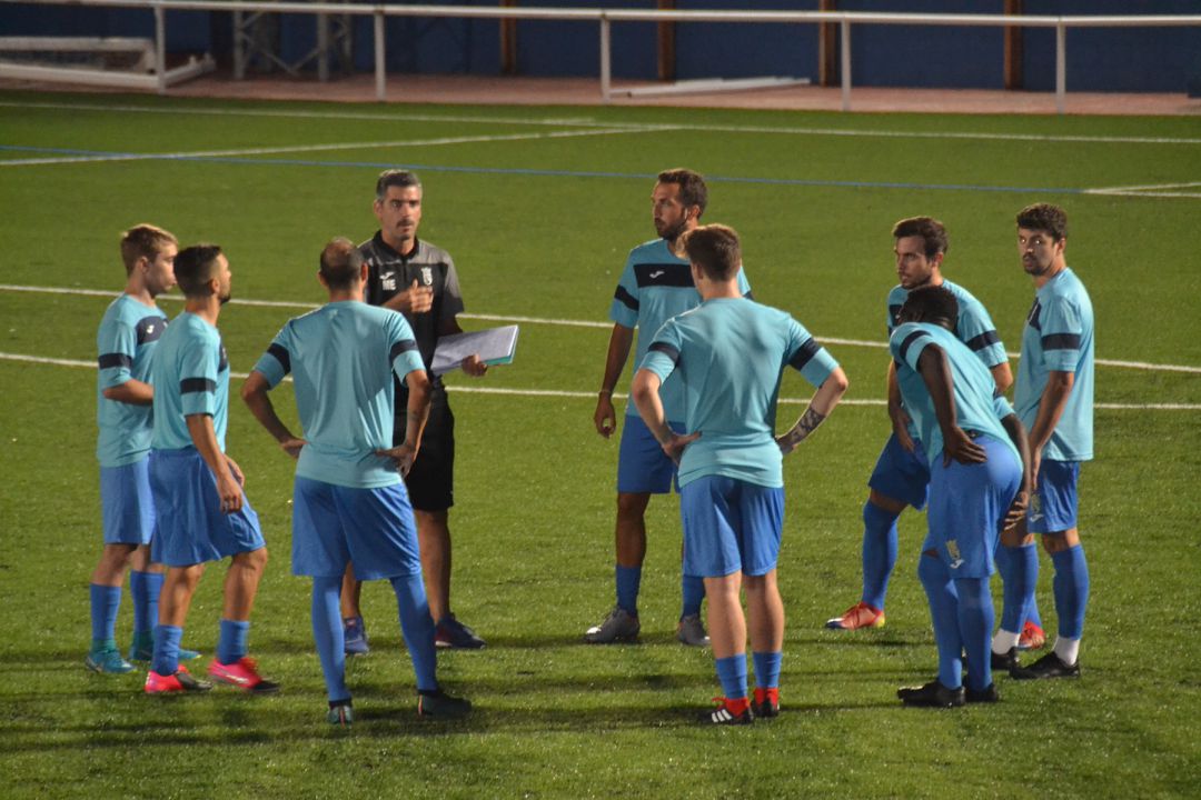Esteban con sus jugadores. Esteban con sus jugadores.