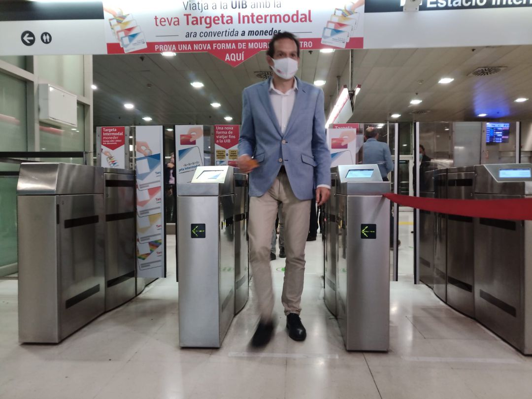 El conseller de Movilidad, Marc Pons, en los tornos de la estación Intermodal. El conseller de Movilidad, Marc Pons, en los tornos de la estación Intermodal.