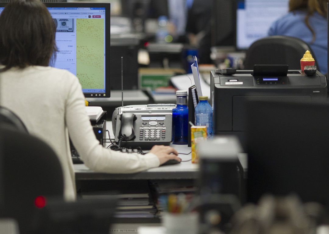 Una trabajadora en su oficina Una trabajadora en su oficina