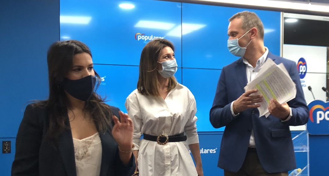 Miriam Guardiola, Mari Carmen Ruiz Jódar y Joaquín Segado tras la rueda de prensa en la sede del PP regional Miriam Guardiola, Mari Carmen Ruiz Jódar y Joaquín Segado tras la rueda de prensa en la sede del PP regional