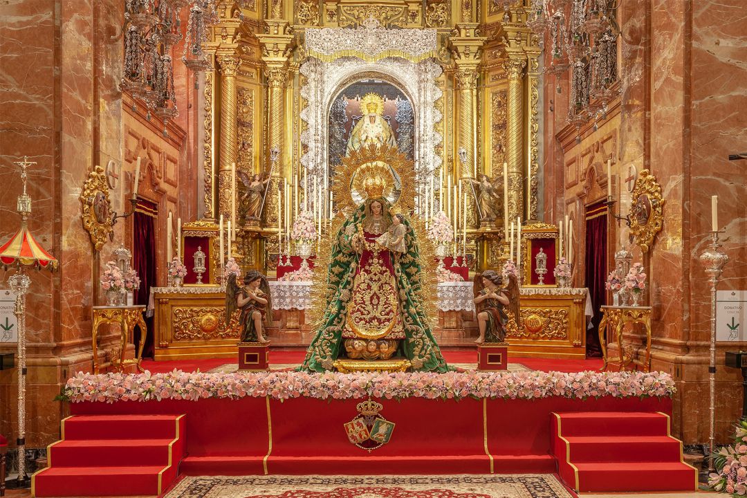 Altar mayor de la Basílica de La Macarena con la Virgen del Rosario expuesta a veneración de los fieles Altar mayor de la Basílica de La Macarena con la Virgen del Rosario expuesta a veneración de los fieles