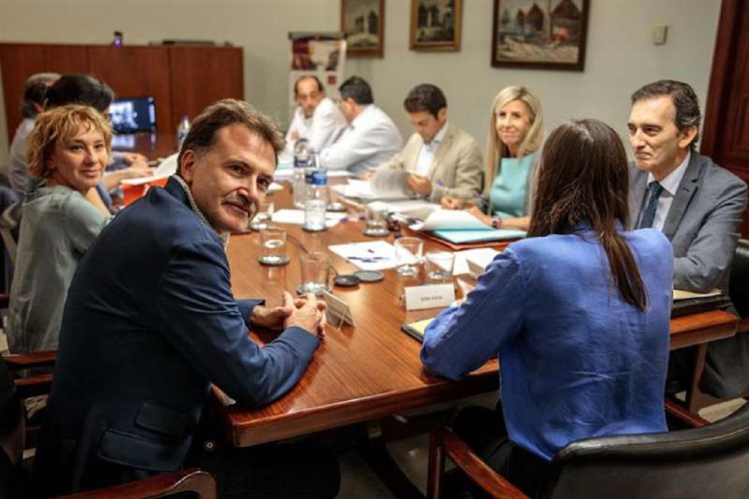 El concejal de Movilidad Sostenible del Ayuntamiento de València y presidente de la Empresa Municipal de Transportes (EMT), Giuseppe Grezzi (i), al comienzo de una comisión. El concejal de Movilidad Sostenible del Ayuntamiento de València y presidente de la Empresa Municipal de Transportes (EMT), Giuseppe Grezzi (i), al comienzo de una comisión.