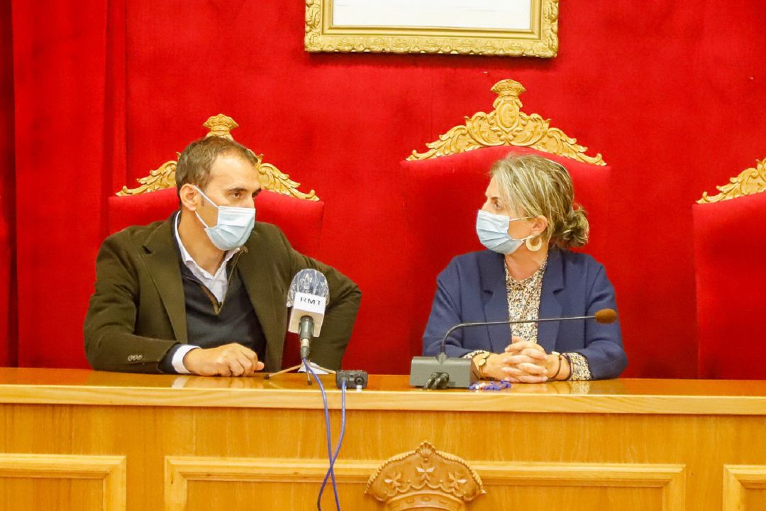 Enrique Cabaleiro, alcalde de Tui, y Luisa Piñeiro, delegada territorial de la Xunta en Pontevedra. Enrique Cabaleiro, alcalde de Tui, y Luisa Piñeiro, delegada territorial de la Xunta en Pontevedra.