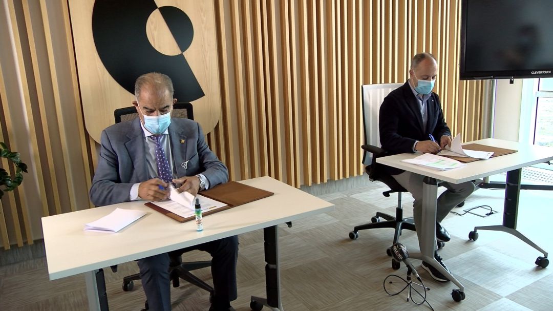 José García Costas (Pdte Cámara de Comercio) y David Regades (Delegado Zona Franca) firman el convenio José García Costas (Pdte Cámara de Comercio) y David Regades (Delegado Zona Franca) firman el convenio