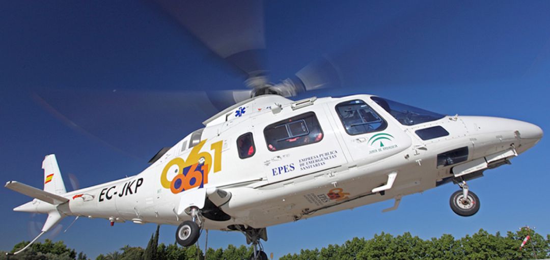 Un helicóptero evacuó al hombre herido en una finca de Andújar. Un helicóptero evacuó al hombre herido en una finca de Andújar.