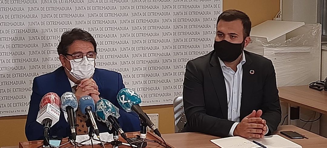 El consejero de Sanidad y el alcalde de Cáceres, Luis Salaya, anuncias medidas excepcionales para la ciudad
EUROPA PRESS El consejero de Sanidad y el alcalde de Cáceres, Luis Salaya, anuncias medidas excepcionales para la ciudad
EUROPA PRESS