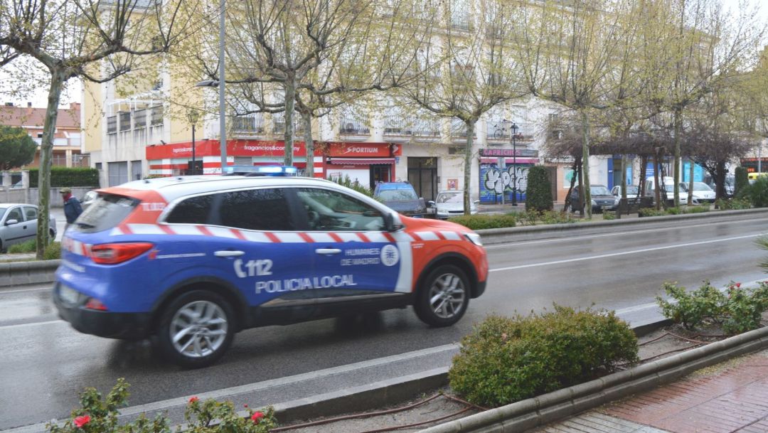 Un coche de la policía local circula por las calles de Humanes de Madrid. Un coche de la policía local circula por las calles de Humanes de Madrid.