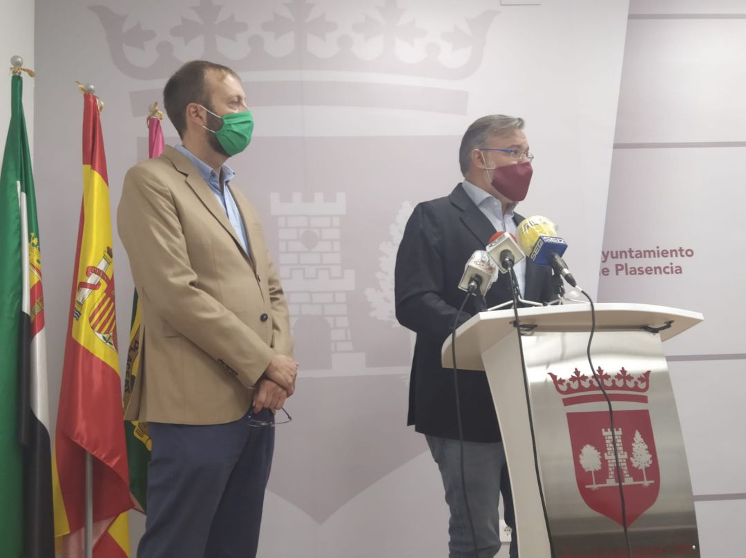 El alcalde de Plasencia, Fernando Pizarro, en la comparecencia junto al concejal de Hacienda y Urbanismo, José Antonio Hernández El alcalde de Plasencia, Fernando Pizarro, en la comparecencia junto al concejal de Hacienda y Urbanismo, José Antonio Hernández
