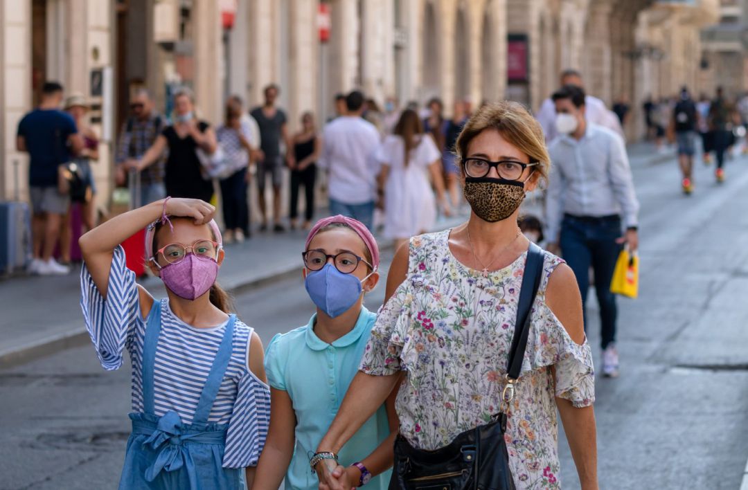 Una familia pasea con mascarilla Una familia pasea con mascarilla