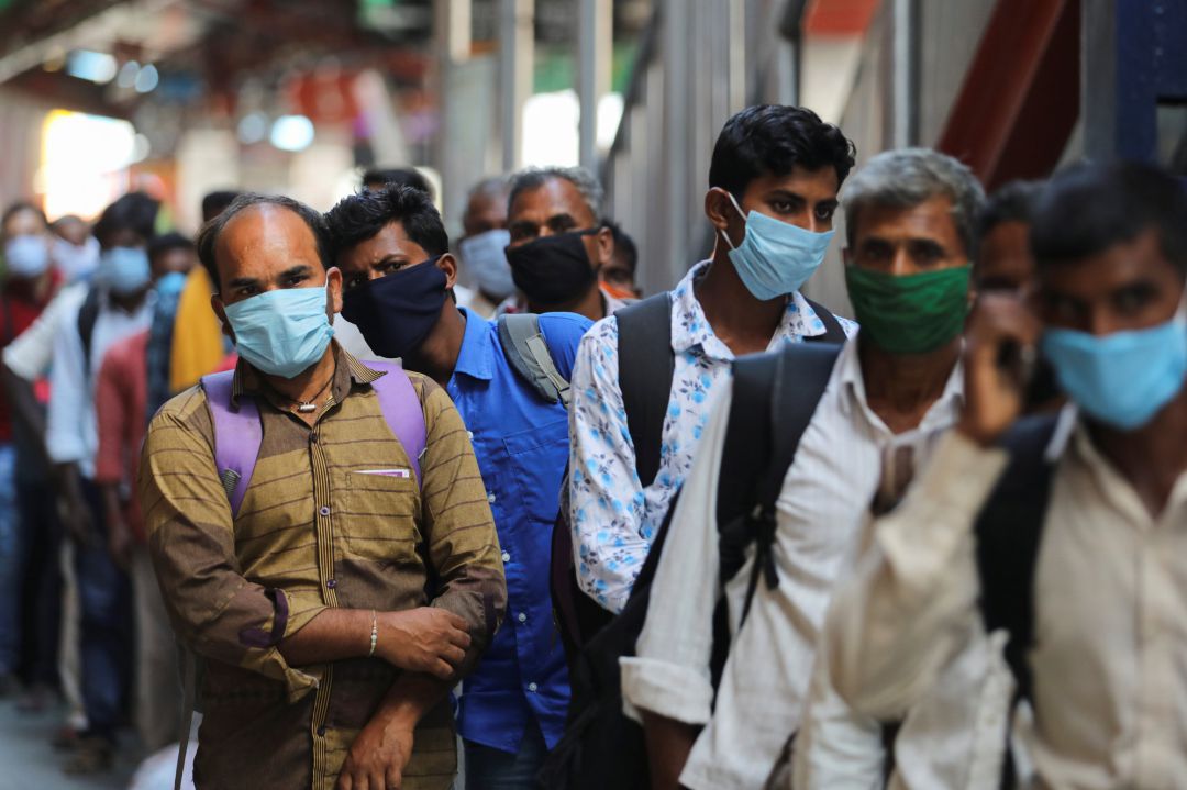 Un grupo de pasajeros con mascarilla espera abordar un tren en una estación de Nueva Delhi (India). Un grupo de pasajeros con mascarilla espera abordar un tren en una estación de Nueva Delhi (India).