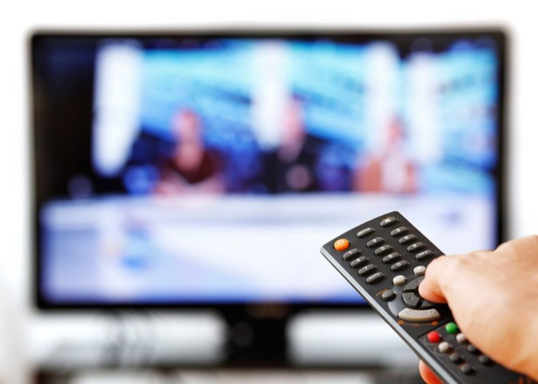 Una persona usa un mando de televisión en una imagen de archivo Una persona usa un mando de televisión en una imagen de archivo