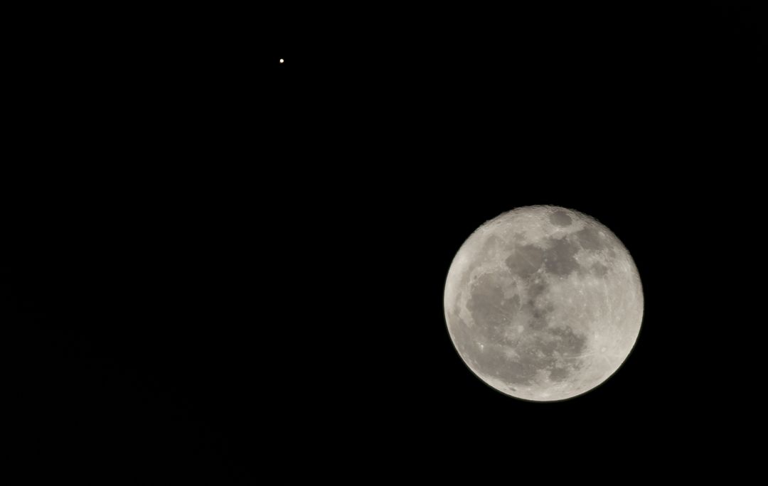 Marte brilla con fuerza junto a la Luna. Marte brilla con fuerza junto a la Luna.