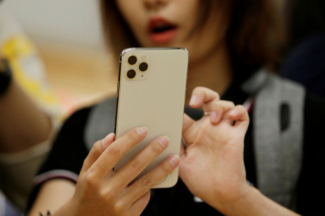 Imagen de archivo de una mujer con un iPhone 11 Pro Max Imagen de archivo de una mujer con un iPhone 11 Pro Max