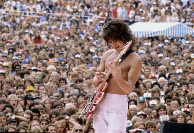 Eddie Van Halen actúa durante la gira estadounidense de 1984 con 'Van Halen' Eddie Van Halen actúa durante la gira estadounidense de 1984 con 'Van Halen'