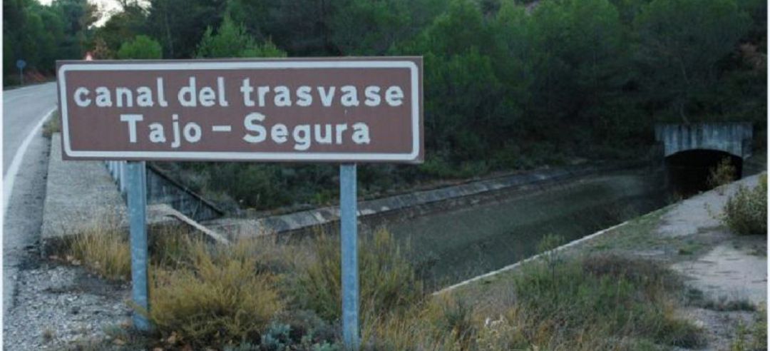 Imagen de archivo del trasvase Tajo-Segura Imagen de archivo del trasvase Tajo-Segura