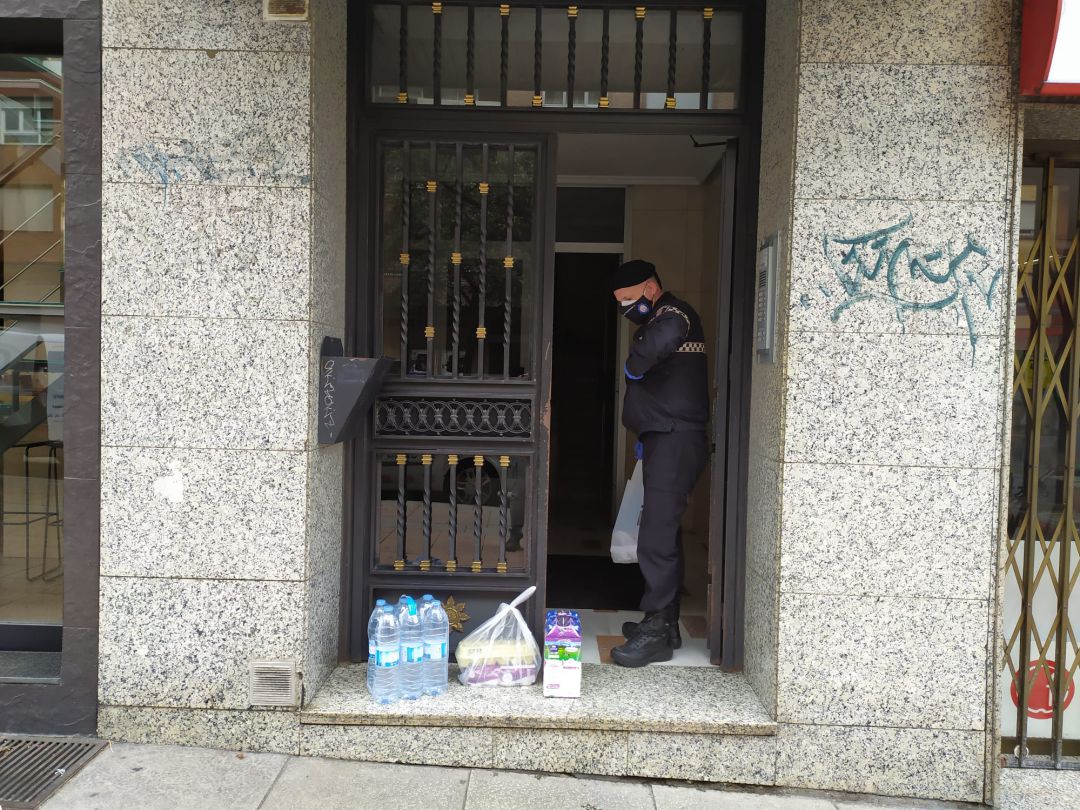 La policía municipal se ocupa de ayudar a las personas solas La policía municipal se ocupa de ayudar a las personas solas