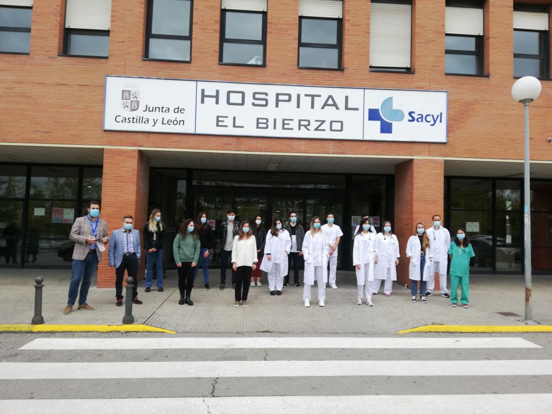 Nuevos residentes frente a la puerta del Hospital del Bierzo Nuevos residentes frente a la puerta del Hospital del Bierzo