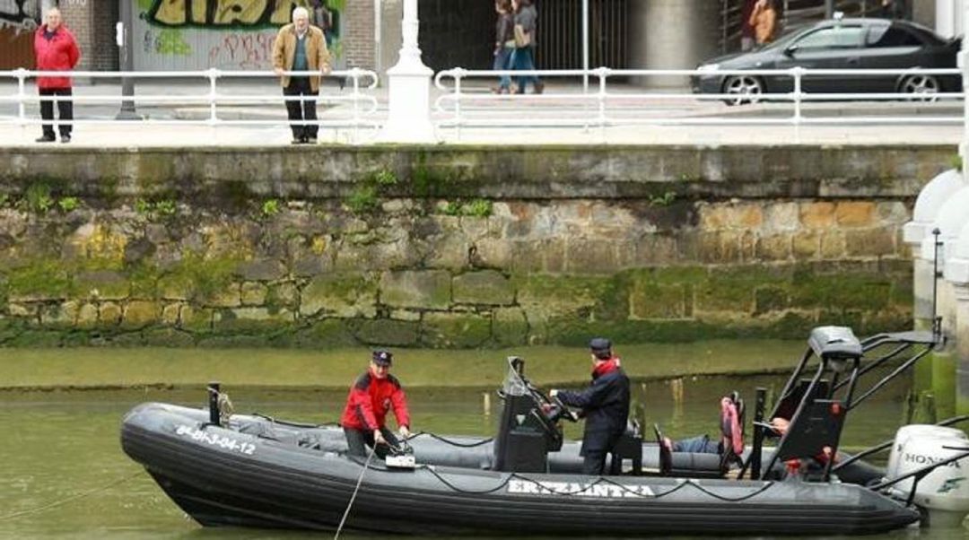 Un particular ha avisado a los servicios de emergencia de la localización sobre las once menos cuarto de un cuerpo flotando en la ría a la altura del puente de San Antón, al lado del muelle Marzana de Bilbao Un particular ha avisado a los servicios de emergencia de la localización sobre las once menos cuarto de un cuerpo flotando en la ría a la altura del puente de San Antón, al lado del muelle Marzana de Bilbao