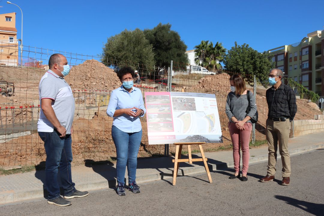 La alcaldesa de Onda, Carmina Ballester, en la presentación de la última actuación del plan de embellecimiento Onda Bonica. La alcaldesa de Onda, Carmina Ballester, en la presentación de la última actuación del plan de embellecimiento Onda Bonica.