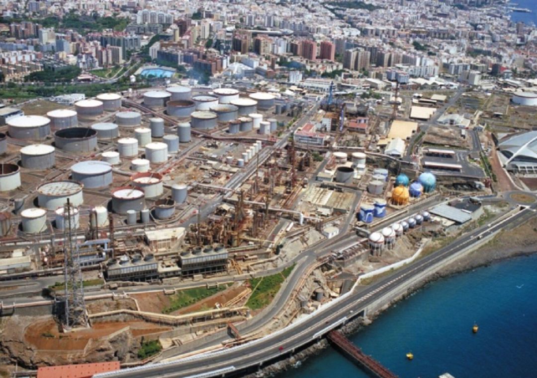 Panorámica de la refinería de Santa Cruz de Tenerife que ocupa gran parte del suelo del centro de la capital Panorámica de la refinería de Santa Cruz de Tenerife que ocupa gran parte del suelo del centro de la capital