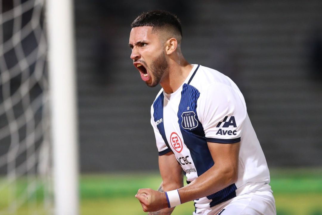 Bustos, celebrant un gol amb el seu ja exequip. Bustos, celebrant un gol amb el seu ja exequip.