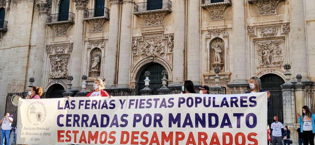 Protesta de los feriantes en la Plaza de Santa María de la capital. Protesta de los feriantes en la Plaza de Santa María de la capital.