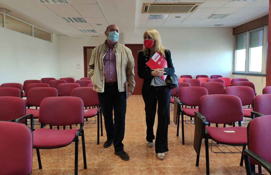 Carmen Castilla de UGT Andalucía camina junto a Manuel Salazar de UGT Jaén momentos antes de atender a los medios de comunicación Carmen Castilla de UGT Andalucía camina junto a Manuel Salazar de UGT Jaén momentos antes de atender a los medios de comunicación