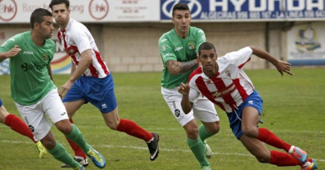 Pablo de Castro (d) durante un partido con el Algeciras Pablo de Castro (d) durante un partido con el Algeciras