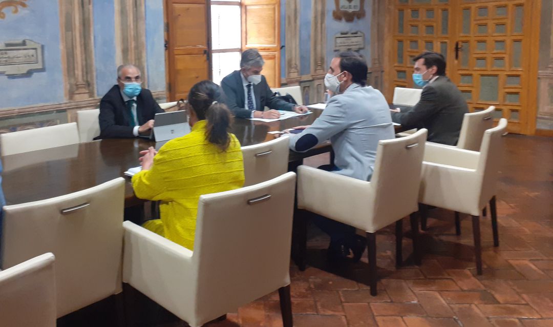 Reunión en el Ayuntamiento con responsables de Renfe para recuperar horarios de trenes Reunión en el Ayuntamiento con responsables de Renfe para recuperar horarios de trenes