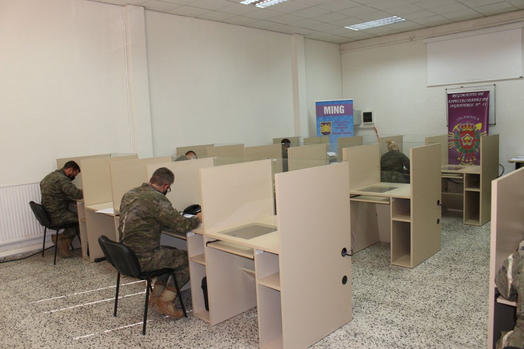Los militares, trabajando en sus labores de rastreo. Los militares, trabajando en sus labores de rastreo.
