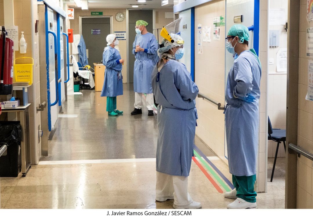 Profesionales sanitarios, protegidos con sus EPIS. Profesionales sanitarios, protegidos con sus EPIS.