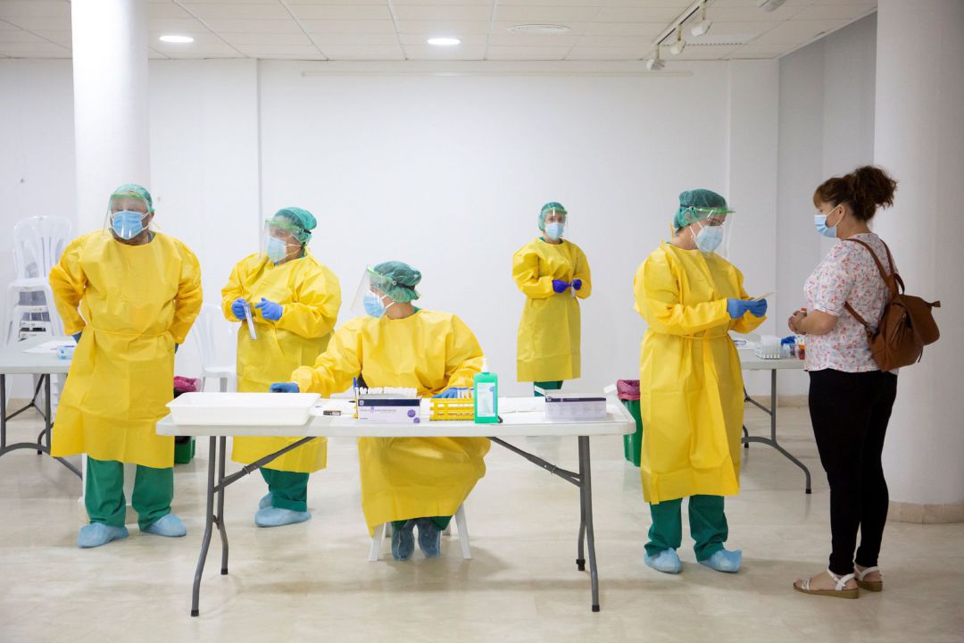 Varios sanitarios durante el cribado masivo para la detección de la COVID-19 Varios sanitarios durante el cribado masivo para la detección de la COVID-19