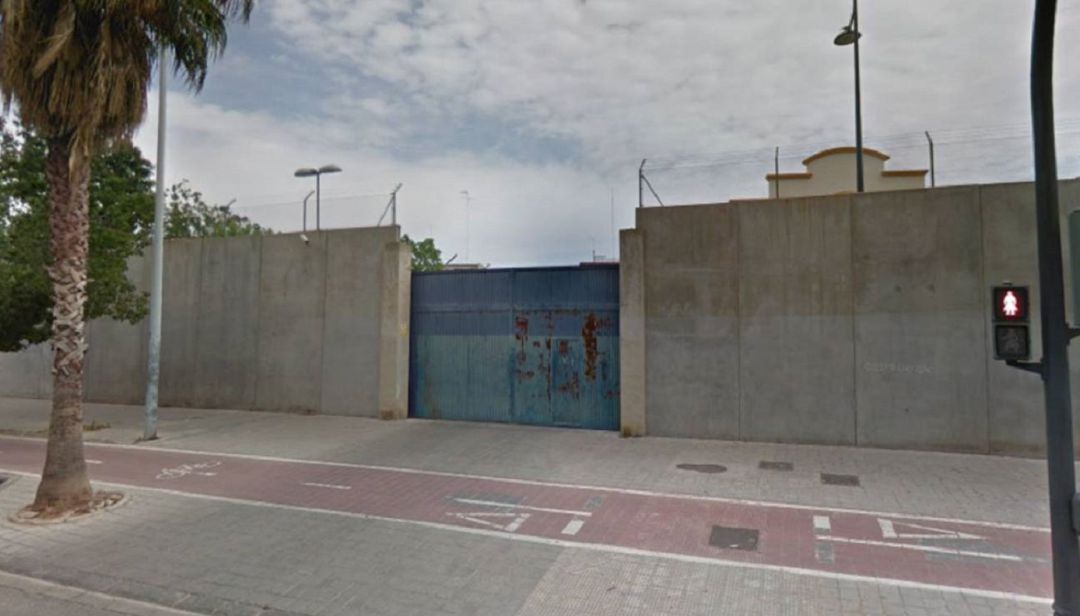 Puerta principal del Centro de Internamiento de Extranjeros de la calle Zapadores, en València Puerta principal del Centro de Internamiento de Extranjeros de la calle Zapadores, en València