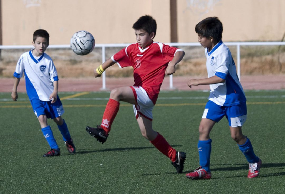 Niños jugando al fútbol Niños jugando al fútbol