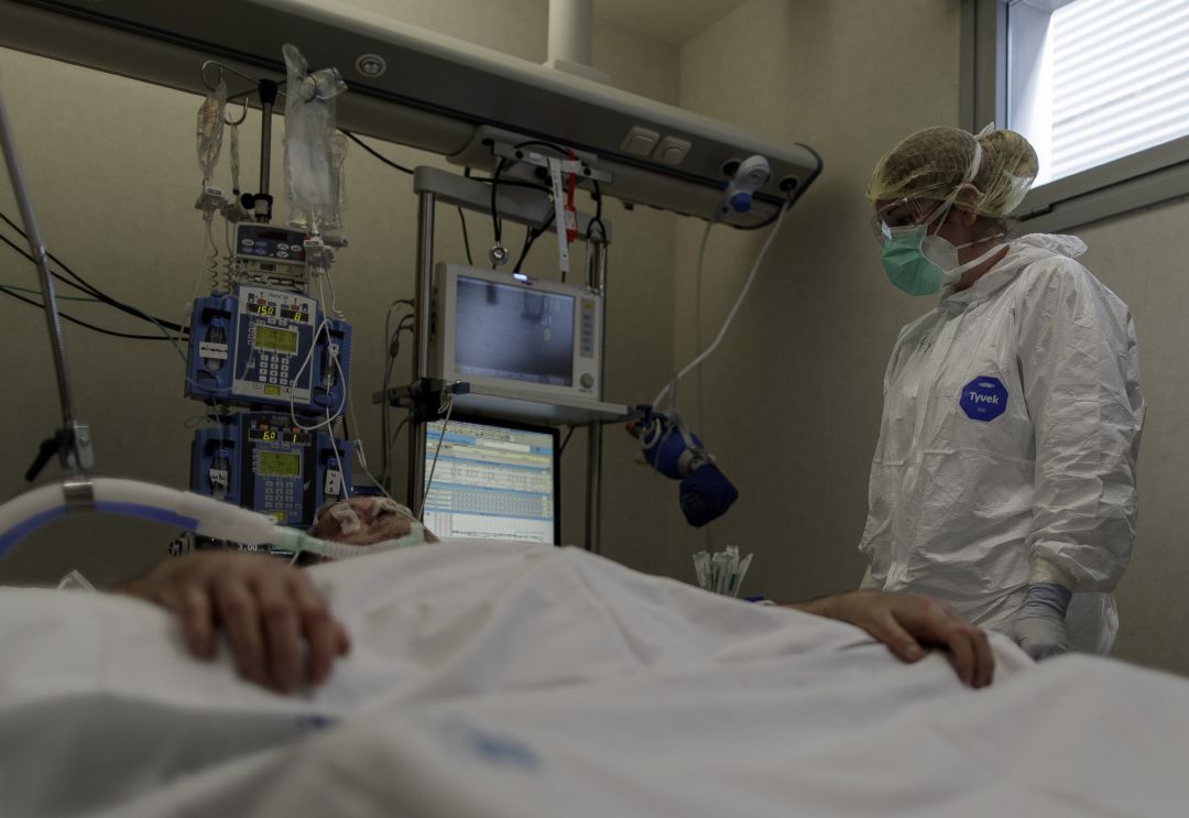 Personal sanitario totalmente protegido atiende a un paciente ingresado en la Unidad de Cuidados Intensivos del Hospital Infanta Sofía en San Sebastián de los Reyes Personal sanitario totalmente protegido atiende a un paciente ingresado en la Unidad de Cuidados Intensivos del Hospital Infanta Sofía en San Sebastián de los Reyes
