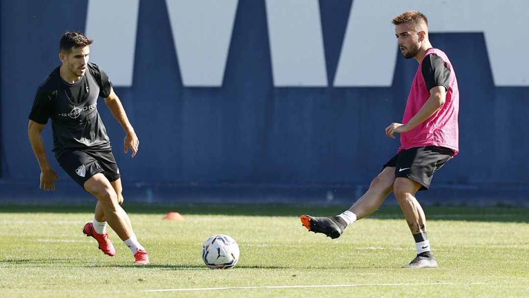 Ismael Casas realiza un pase en el entrenamiento del martes Ismael Casas realiza un pase en el entrenamiento del martes