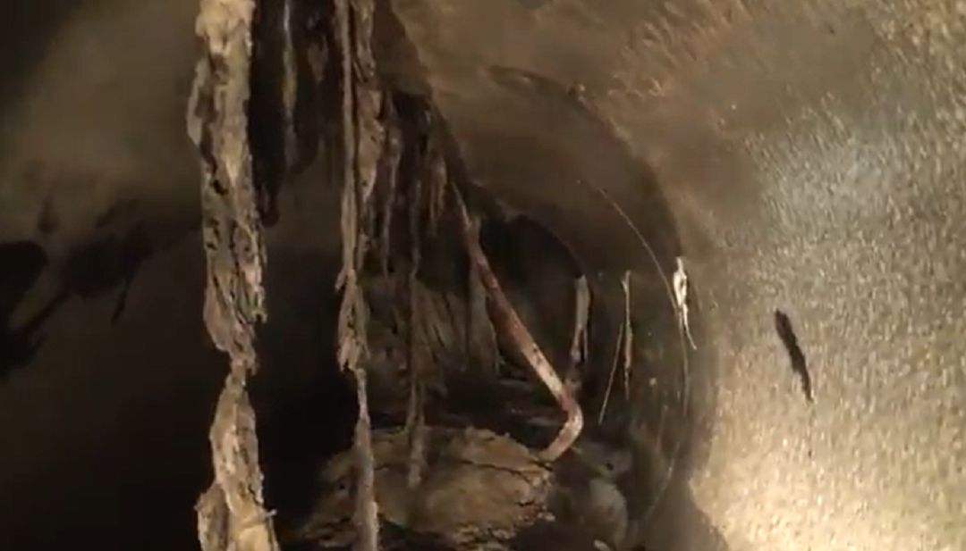 Foto de archivo de una enorme bola de toallitas en un canal de saneamiento en 2017. Foto de archivo de una enorme bola de toallitas en un canal de saneamiento en 2017.
