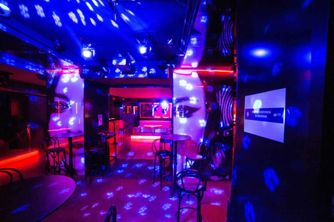 Interior de la discoteca La Cartuja con sillas y mesas que guardan la distancia de seguridad y gel desinfectante, en Madrid (España) Interior de la discoteca La Cartuja con sillas y mesas que guardan la distancia de seguridad y gel desinfectante, en Madrid (España)