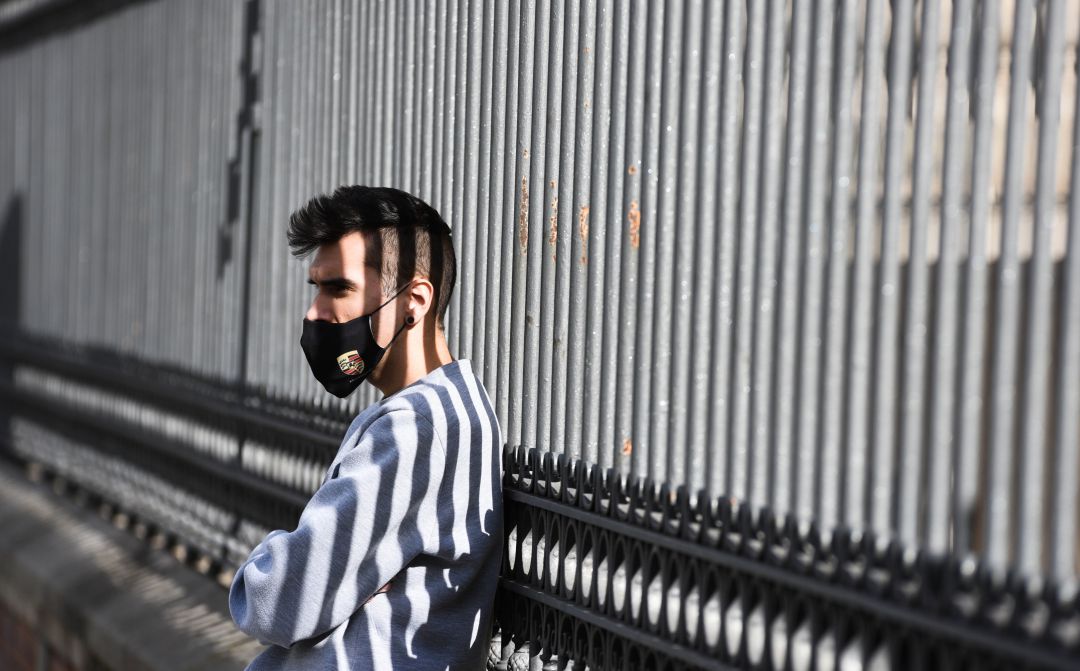 Un joven con su mascarilla. Un joven con su mascarilla.