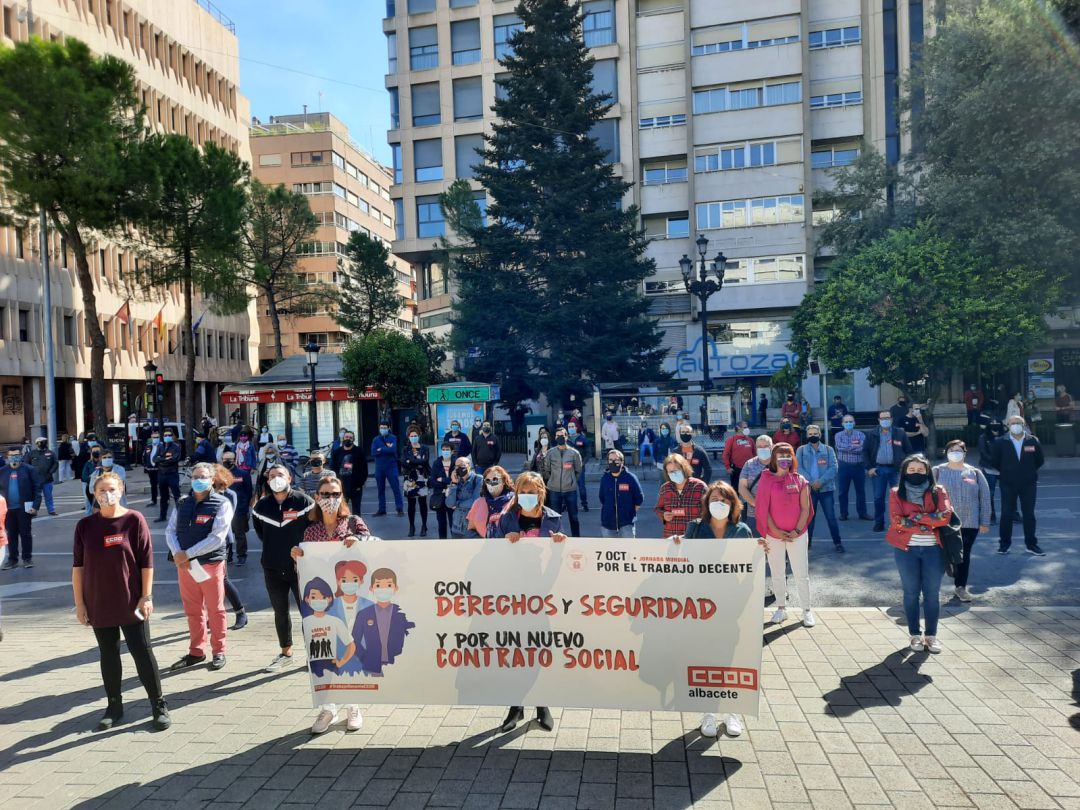 Manifestación convocada por CCOO esta mañana en la Plaza del Altozano en Albacete para reivindicar un trabajo decente Manifestación convocada por CCOO esta mañana en la Plaza del Altozano en Albacete para reivindicar un trabajo decente