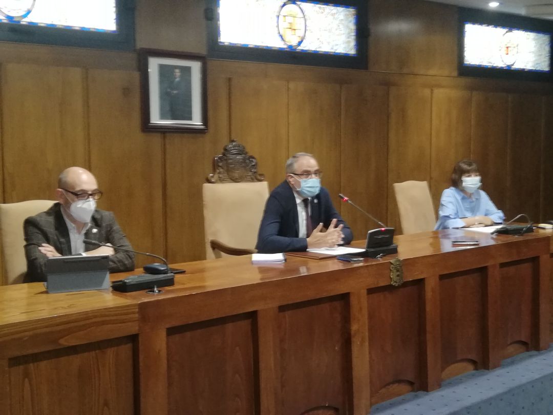 Alcalde de Ponferrada, Olegario Ramón, concejala de territorio inteligente, Mabel Fernández y responsable del servicio de nuevas tecnologías, José María Beltrán Alcalde de Ponferrada, Olegario Ramón, concejala de territorio inteligente, Mabel Fernández y responsable del servicio de nuevas tecnologías, José María Beltrán