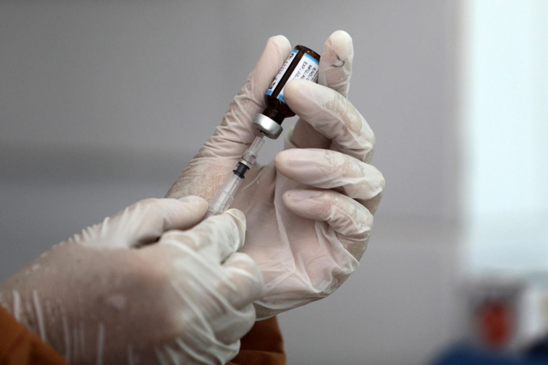 Una mujer prepara una vacuna contra la polio Una mujer prepara una vacuna contra la polio