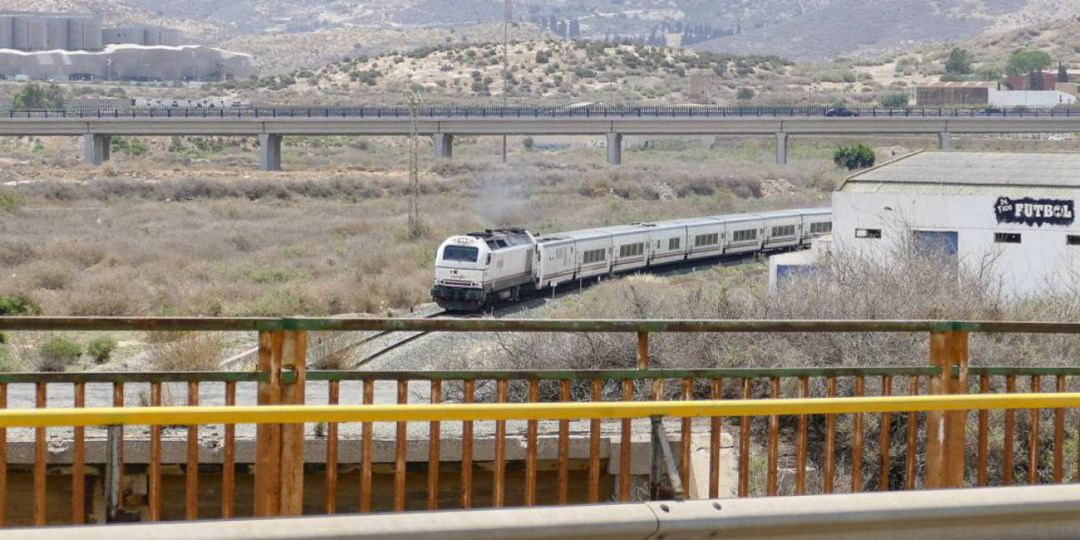 Un tren circulando por las vías en Cartagena Un tren circulando por las vías en Cartagena