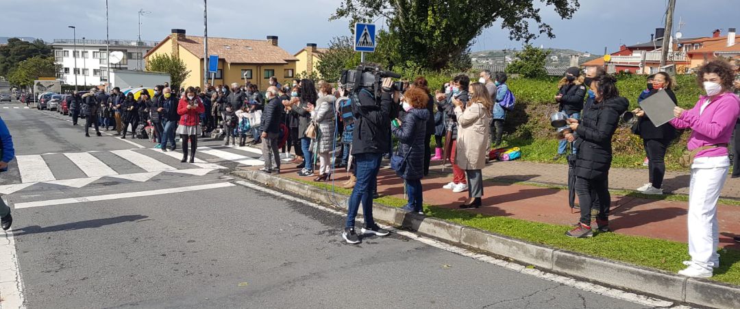 Concentración ante el colegio Concentración ante el colegio