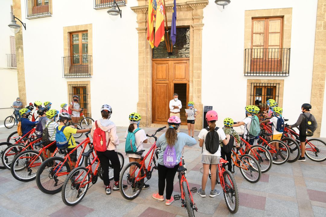 Recepción a los alumnos del colegio Trenc d'Alba a puertas del Ayuntamiento de Xàbia. Recepción a los alumnos del colegio Trenc d'Alba a puertas del Ayuntamiento de Xàbia.