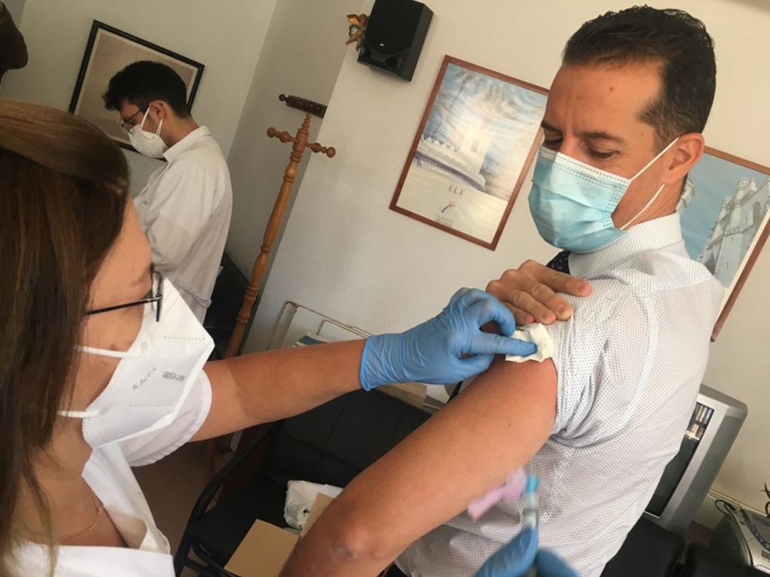 Rubén Alfaro, alcalde de Elda vacunándose de la gripe en el centro social Nueva Fraternidad Rubén Alfaro, alcalde de Elda vacunándose de la gripe en el centro social Nueva Fraternidad