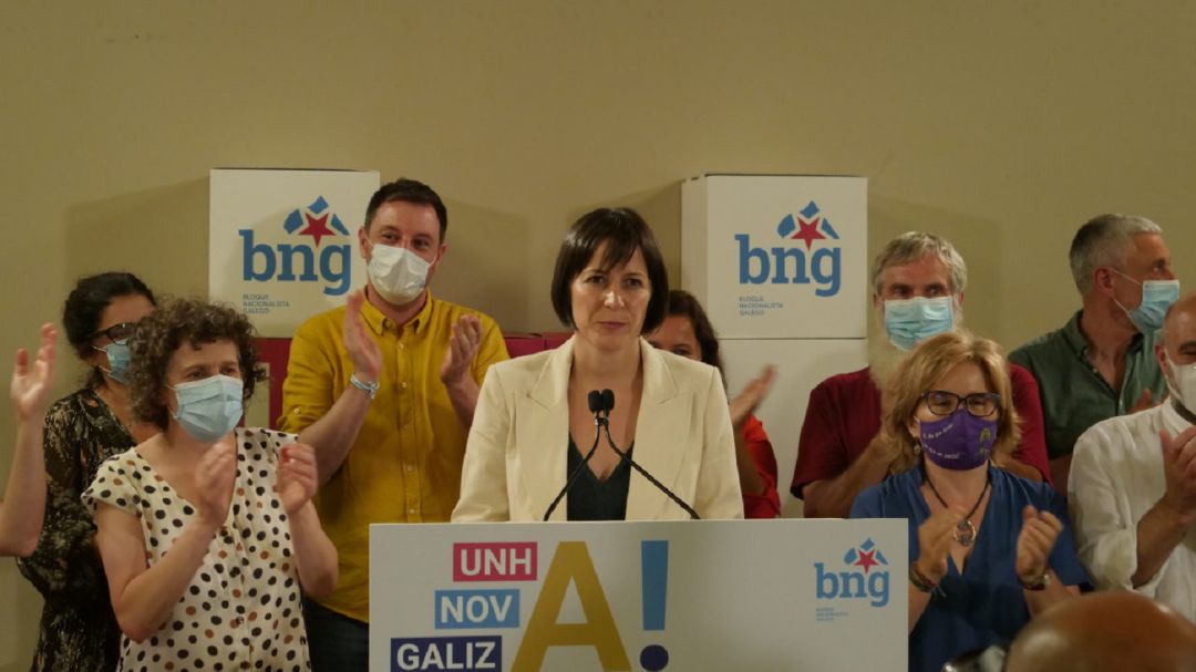 Ana Pontón, aplaudida por sus compañeros de partido, tras conocerse los resultados del 12 de julio. Ana Pontón, aplaudida por sus compañeros de partido, tras conocerse los resultados del 12 de julio.