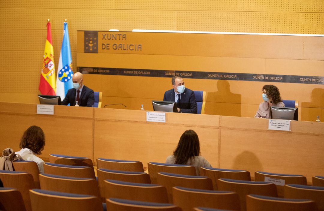 El conselleiro de Sanidade, Julio García Comesaña, en el centro, en la rueda de prensa en la que el comité clínico de expertos dio cuenta del confinamiento de Ourense y Barbadás El conselleiro de Sanidade, Julio García Comesaña, en el centro, en la rueda de prensa en la que el comité clínico de expertos dio cuenta del confinamiento de Ourense y Barbadás